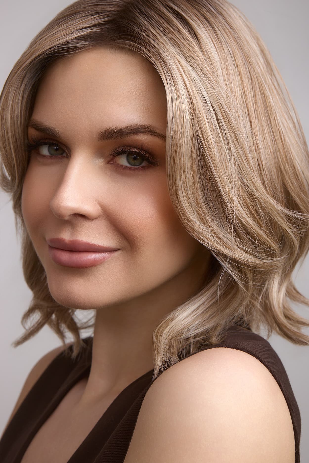 Farren in Sandy Beige Blonde (Rooted)