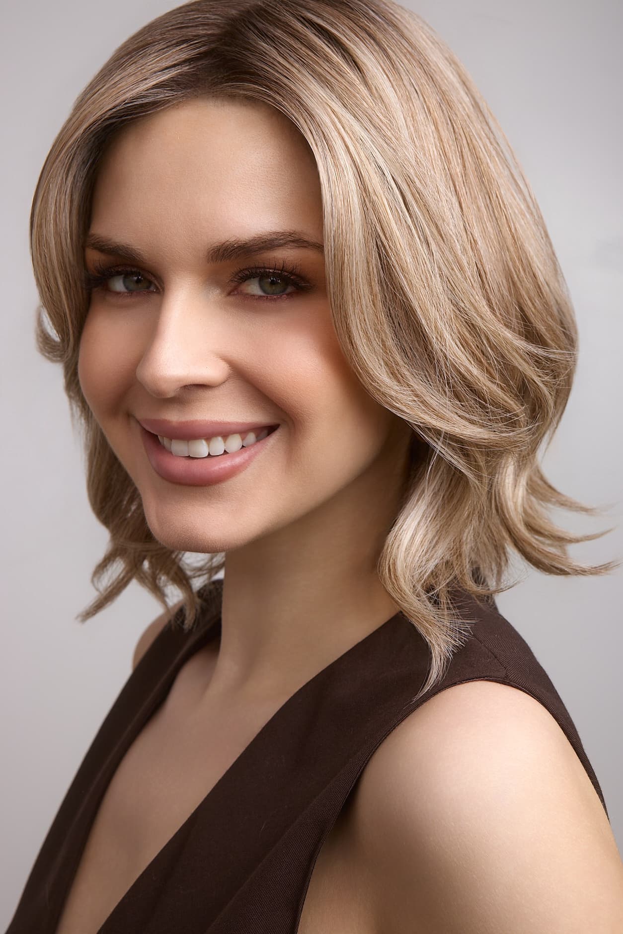 Farren in Sandy Beige Blonde (Rooted)