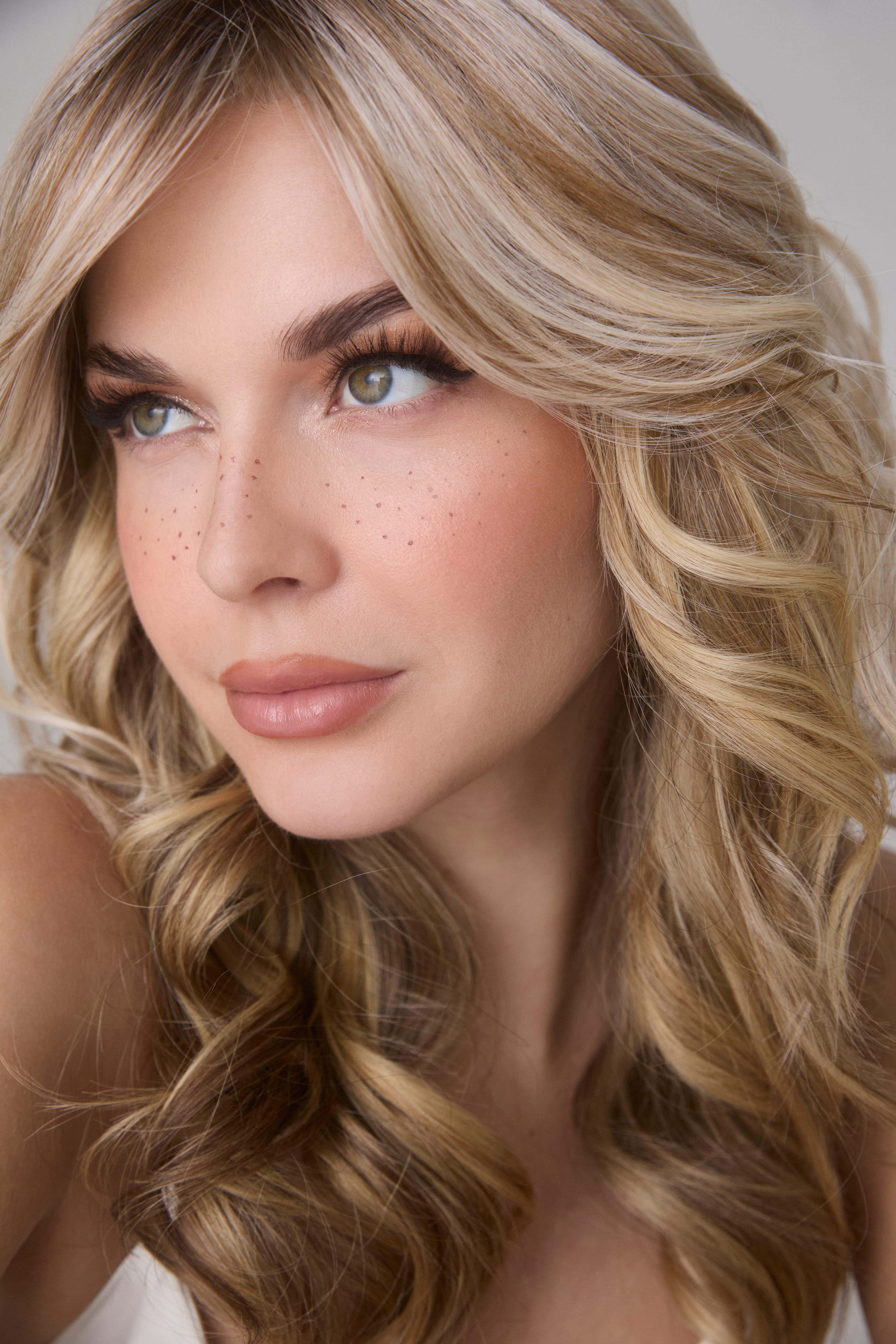 Mono Enhancers & Lookbook in Medium Wavy Topper Sea Salt Blond (Rooted)